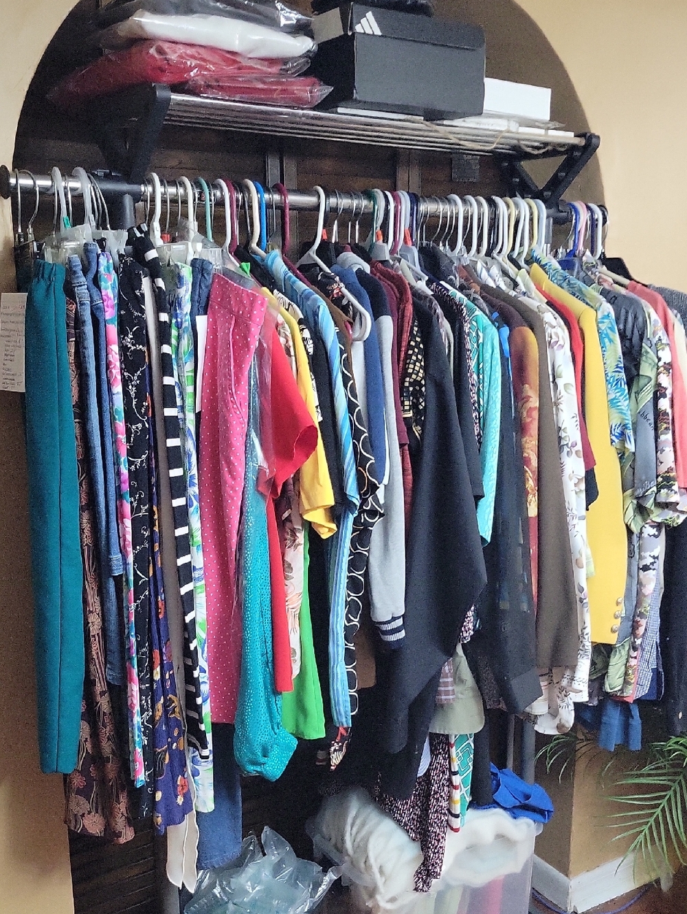 FIRST LIVE SHOW - May 9 @ 7 ET Mixed Women's Clothing Rack - Colorful Assortment
